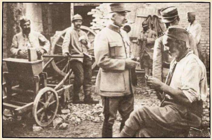 Pétain et les poilus en 1917